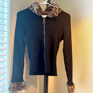 Long sleeve Sweater/top with zip up front. Size L
